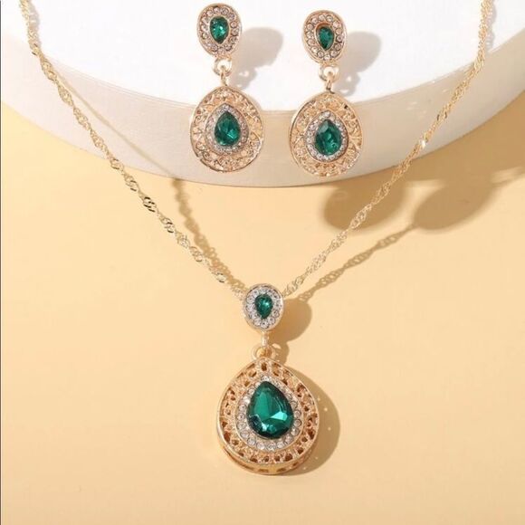 Green Gemstone Necklace Set - Picture 1 of 3